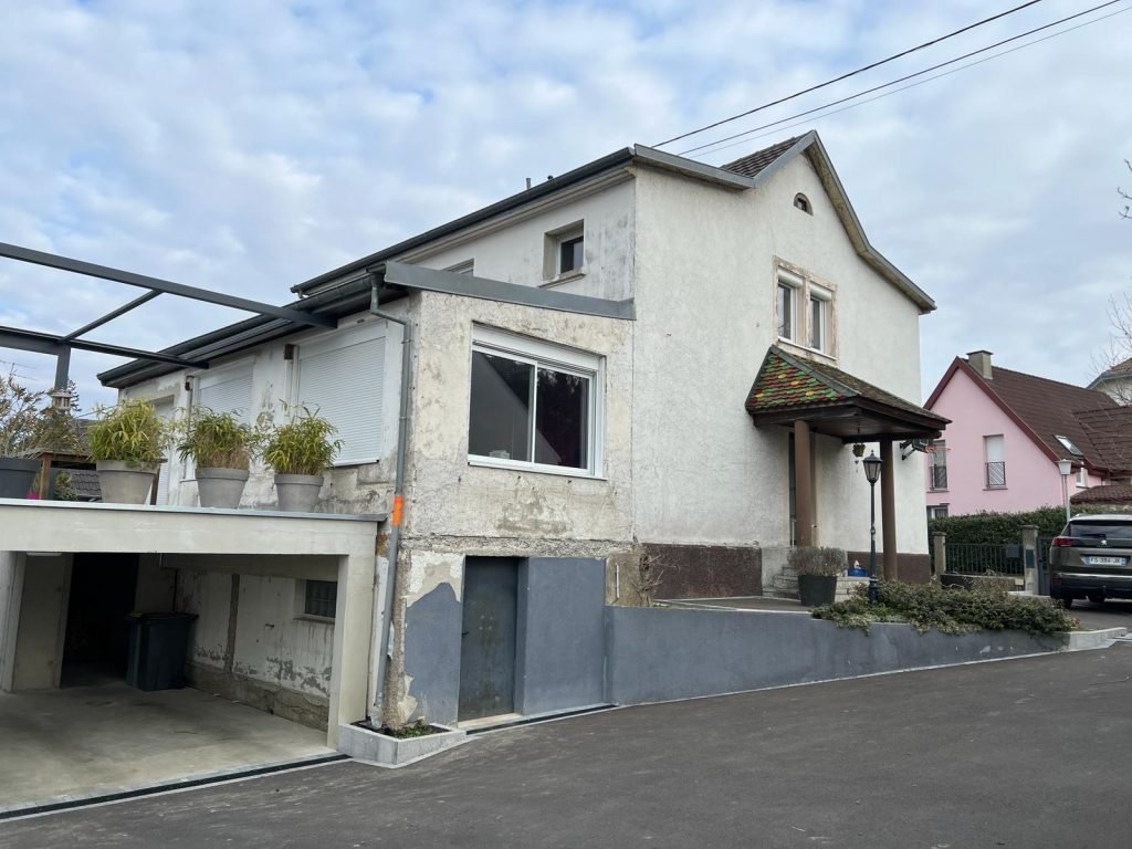 Maison mur de façade avant ravalement de façade